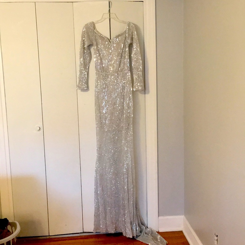 Elegant, stretchy sequin dress.